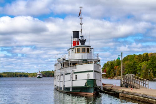 Dampfschiffe auf dem Muskoka Lake in Ostkanada &ndash; &copy; Gilberto Mesquita - stock.adobe.com