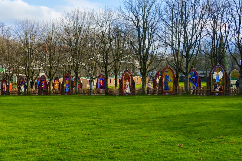 Weihnachtsmarkt im Kurort Baden-Baden - Allee aus bunten, leuchtenden Glasfenstern - ©HeiSpa - stock.adobe.com