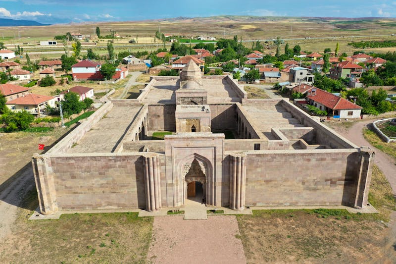 Blick von oben auf die Karawanserei Sultanhani - ©Ahmet - stock.adobe.com