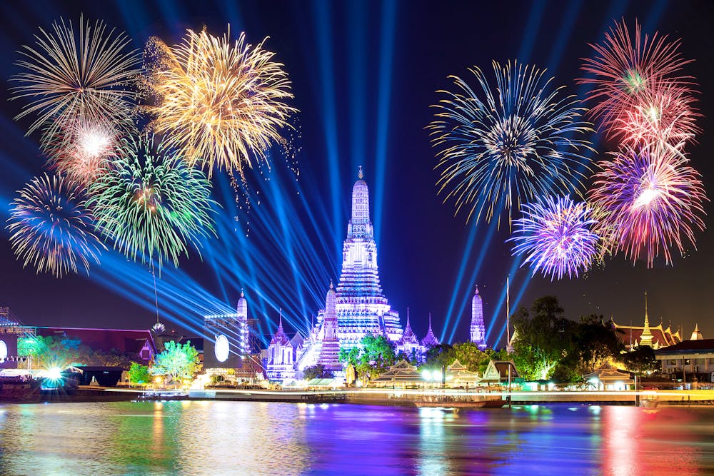Bangkok - Silvester-Feuerwerk am Wat Arun Tempel in der City &ndash; &copy; funfunphoto - stock.adobe.com