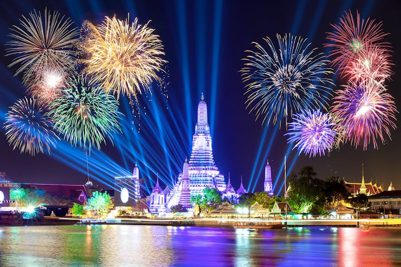 Bangkok - Silvester-Feuerwerk am Wat Arun Tempel in der City - ©funfunphoto - stock.adobe.com