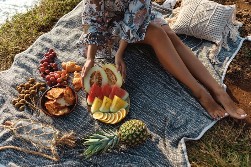 Picknick am Strand mit verschiedenen Früchten  - ©Yevhenii - stock.adobe.com
