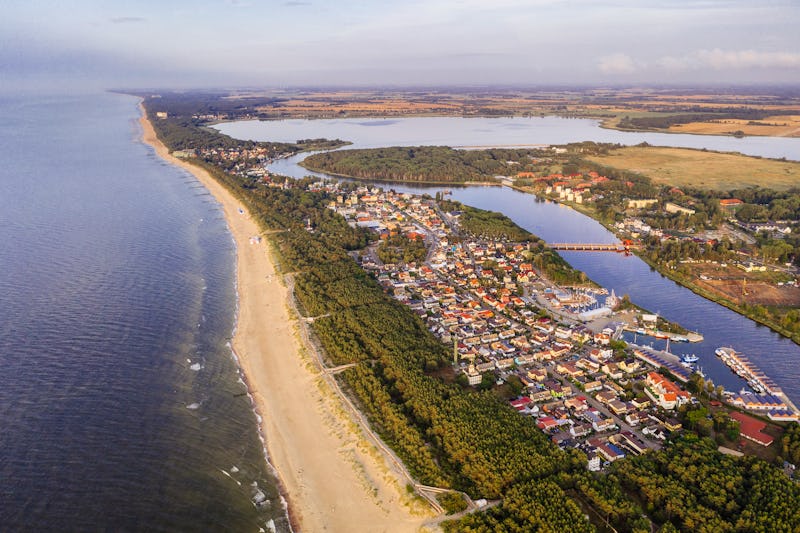 Dziwnów an der Ostsee - Luftbild Strand, Küstenwald und Dziwna-Fluss – © marcinjozwiak - stock.adobe.com