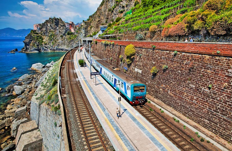 Zugfahrt an der ligurischen Küste - Manarola - &copy;sorin rechitan/EyeEm - stock.adobe.com