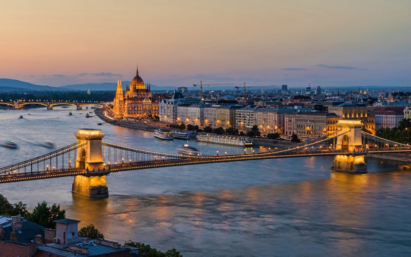 Budapest - Kettenbrücke und Parlamentsgebäude bei Sonnenunterg - ©majonit - stock.adobe.com