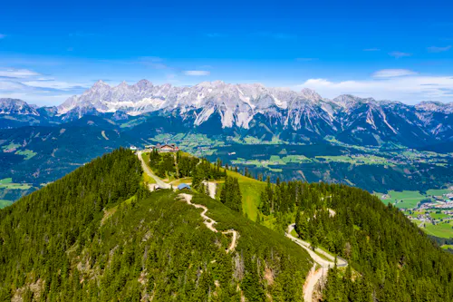 Hochwurzen und Dachstein-Massiv in Österreich &ndash; &copy; Martin Dworschak - stock.adobe.com