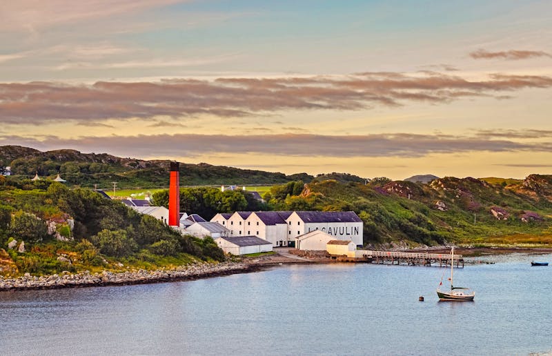Lagavulin Whisky-Destillerie auf der Hebrideninsel Islay - ©Martin MOLCAN - stock.adobe.com