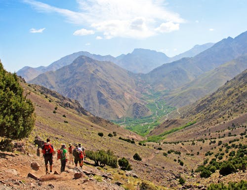 Wandergruppe im Atlas-Gebirge in Marokko – © Emmanuelle Combaud - stock.adobe.com