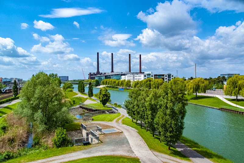 Mittellandkanal bei Wolfsburg und VW Autostadt - ©mbpictures.de - stock.adobe.com