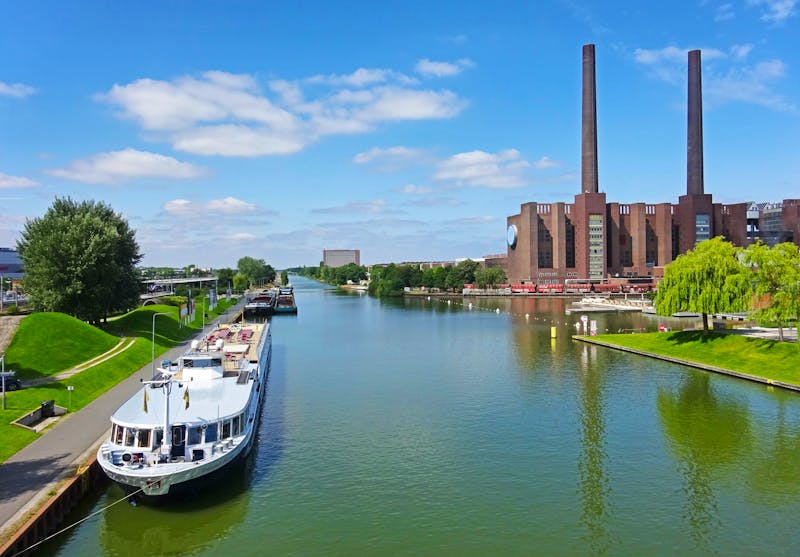 Mittellandkanal bei Wolfsburg und VW Autostadt - ©TomGee - stock.adobe.com