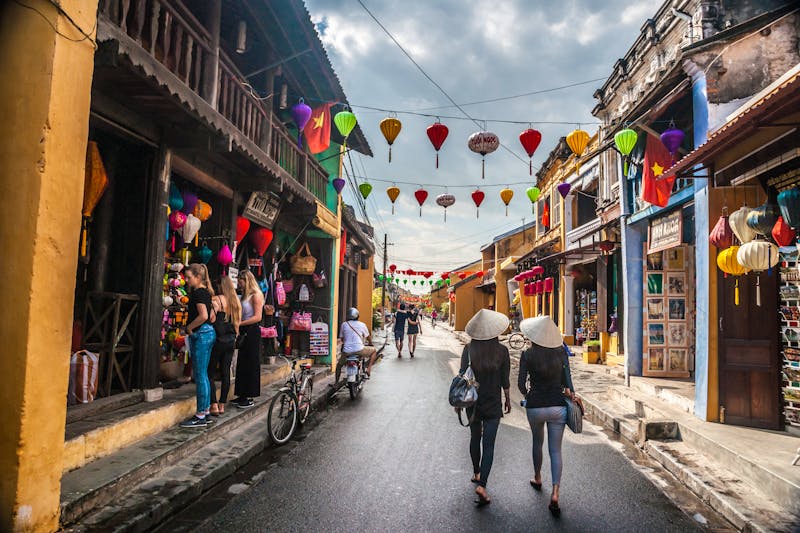 Hoi An - Straße in der Altstadt mit den typischen Lampions - ©Aurora Travel