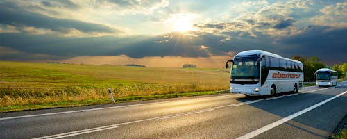 Mitfahrgelegenheit im Reisebus &ndash; &copy; Adobe Stock