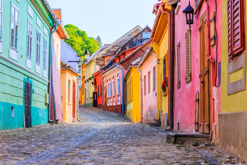 Sighisoara - Mittelalterliche Straße mit Häusern in Siebenbürgen - ©SCStock - stock.adobe.com
