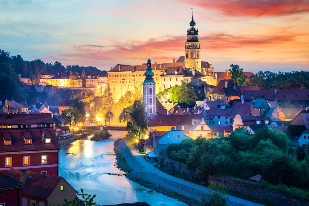 Krumau (Cesky Krumlov) am Abend - Blick auf Altstadt, Moldau und Schloss &ndash; &copy; mRGB - stock.adobe.com