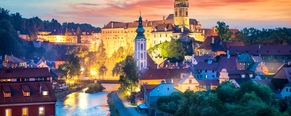 Krumau (Cesky Krumlov) am Abend - Blick auf Altstadt, Moldau und Schloss – © mRGB - stock.adobe.com