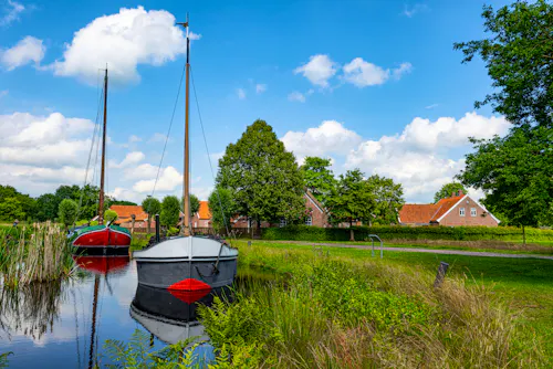 Kanal bei Wiesmoor mit Torfschiffen &ndash; &copy; Comofoto - stock.adobe.com