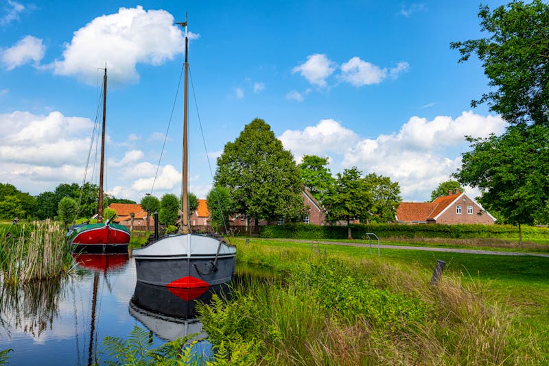 Kanal bei Wiesmoor mit Torfschiffen - ©Comofoto - stock.adobe.com
