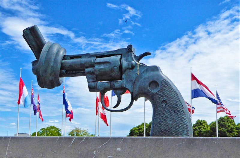 The knotted Gun - Friedensdenkmal in Caen - ©Gabriele Sauer - Eberhardt TRAVEL