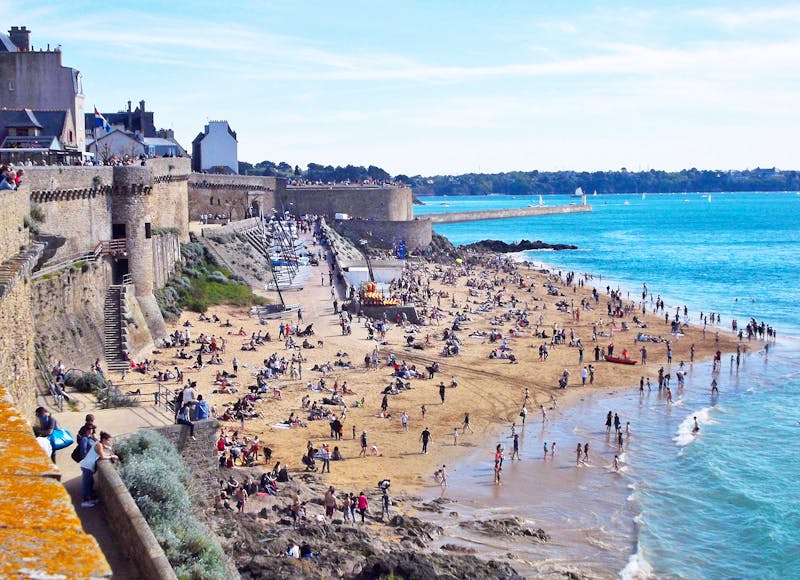Stadtmauer und Strand von St. Malo - ©Dr. Michael Krause - Eberhardt TRAVEL