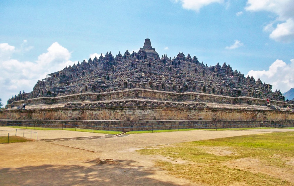 Gesamtansicht des Borobodur-Tempels auf der Insel Java – © Dr. Michael Krause - Eberhardt TRAVEL