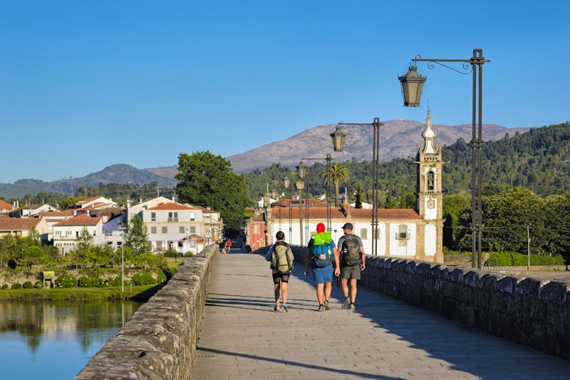 Wanderer auf dem Jakobsweg in Ponte de Lima - ©Andre - stock.adobe.com