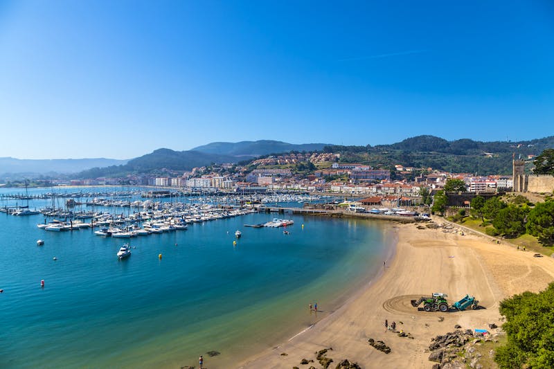 Blick auf den Hafen und die Stadt Baiona in Galicien - ©Valery Rokhin - stock.adobe.com