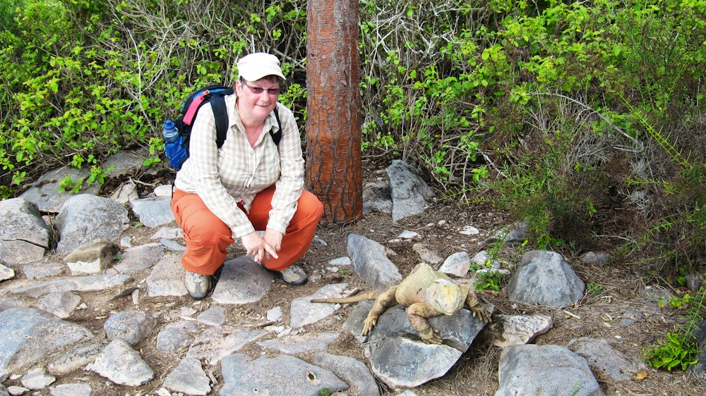 Galapagos Santa Fee Annette mit Gelbem Landleguan – © Annette Weise