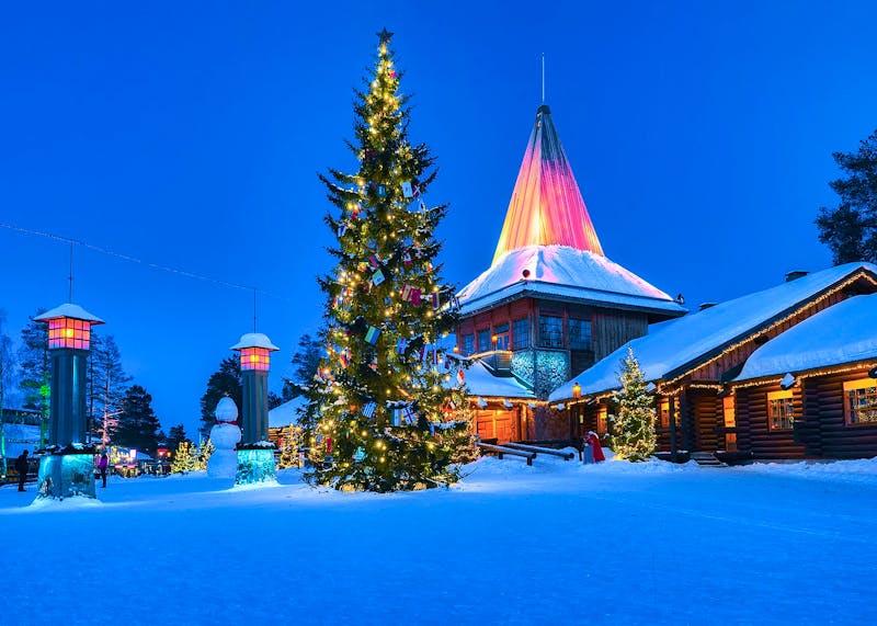 Rovaniemi in Lappland - Weihnachtsmannbüro und Weihnachtsbaum im Santa Claus Village - ©Roman Babakin - Adobe Stock
