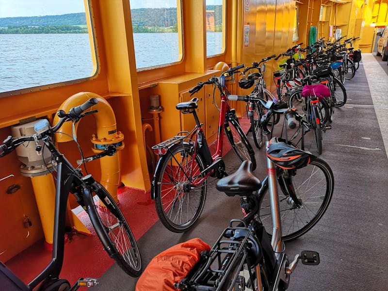 Fährüberfahrt zur Insel Visingsö mit den Fahrrädern - ©Armin Harsdorff - Eberhardt TRAVEL