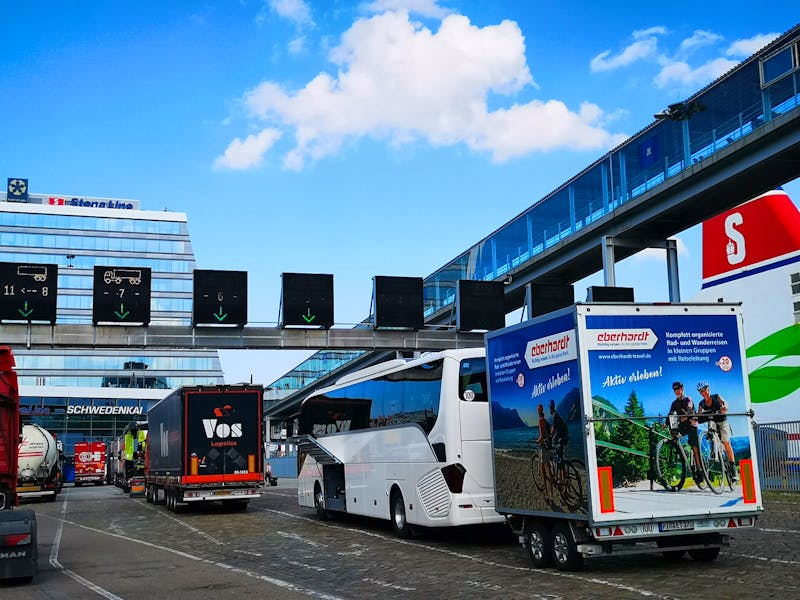 Eberhardt-Reisebus mit Fahrradanhänger am Schwedenkai in Kiel - ©Armin Harsdorff - Eberhardt TRAVEL