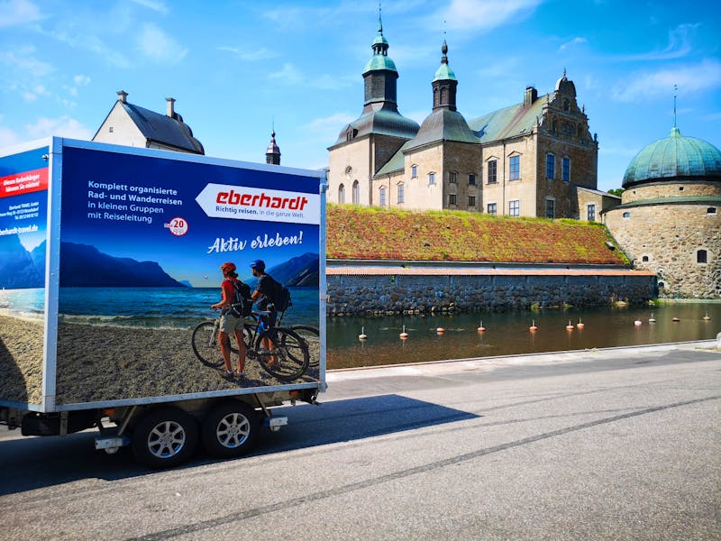 Unser Fahrradanhänger vorm Wasserschloss Vadstena - ©Armin Harsdorff - Eberhardt TRAVEL