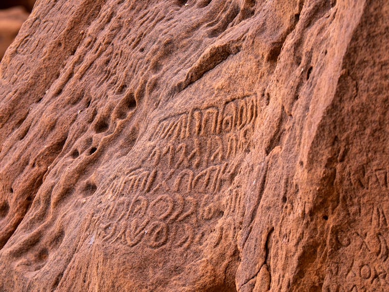 Jabal Ikmah im Al Ula-Tal - Sandsteinklippen mit antiken Felsinschriften  - ©hyserb - stock.adobe.com