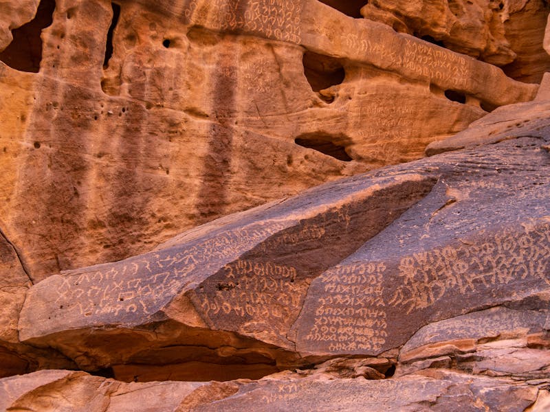 Jabal Ikmah im Al Ula-Tal - Sandsteinklippen mit antiken Felsinschriften  - ©hyserb - stock.adobe.com