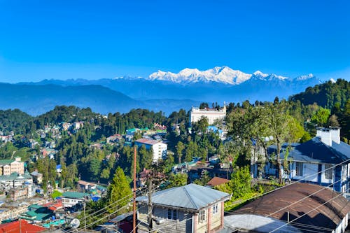 Blick über die Stadt Darjeeling auf den Berg Kanchenjunga im Himalaya &ndash; &copy; Shikha - stock.adobe.com