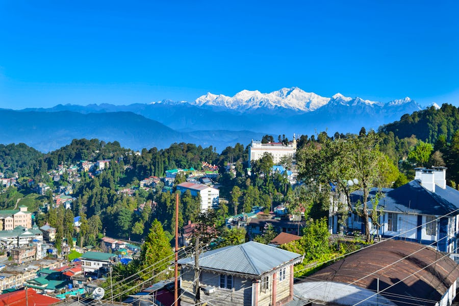 Blick über die Stadt Darjeeling auf den Berg Kanchenjunga im Himalaya – © Shikha - stock.adobe.com