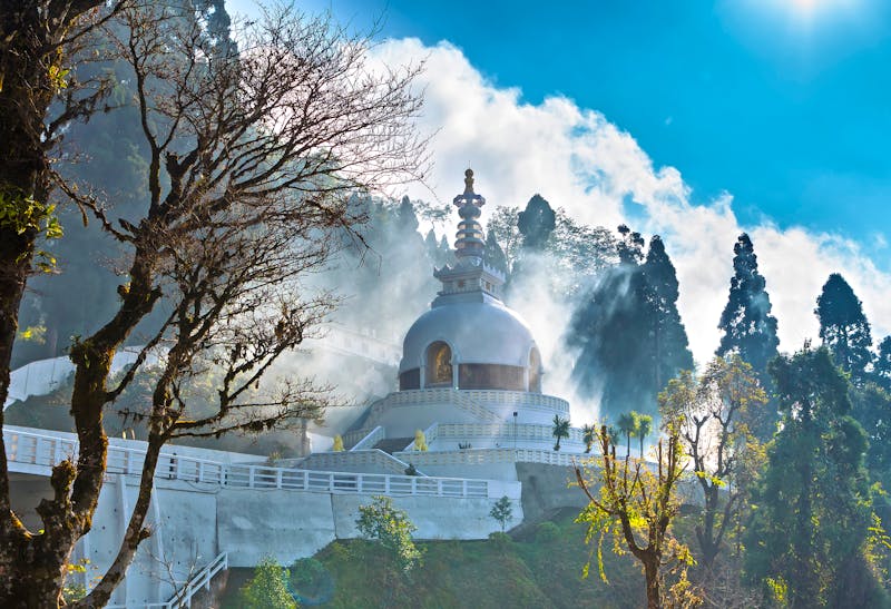 Eine Friedenspagode  in den Bergen von Darjeeling - ©Dymov - stock.adobe.com