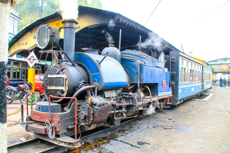 The Darjeeling Himalayan Railway - Toy Train Schmalspurbahn im Himalaya - Bahnhof in Ghoom - ©WeWander - stock.adobe.com