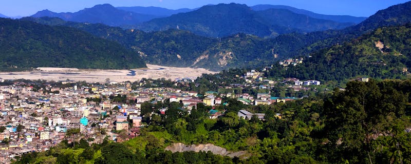 Blick auf Phuntsholing an der indisch-bhutanischen Grenze - ©souvik - stock.adobe.com