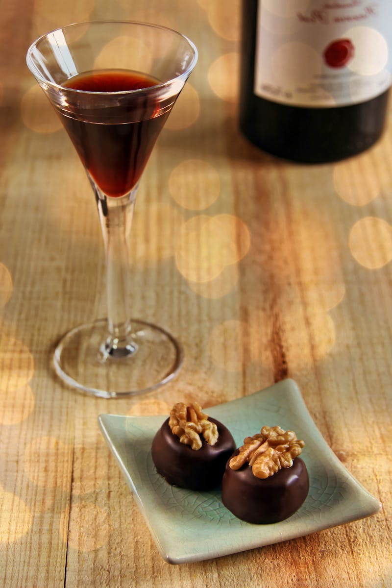 Portwein und zwei Pralinen - ©kristina rütten - stock.adobe.c