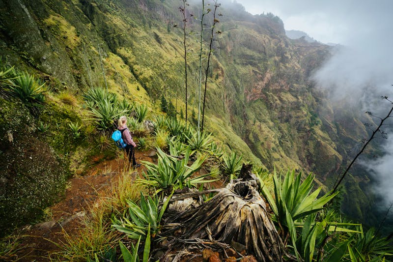 Wanderin in den grünen Tälern der Insel Santo Antao - Kapverden - ©Igor Tichonow - stock.adobe.com