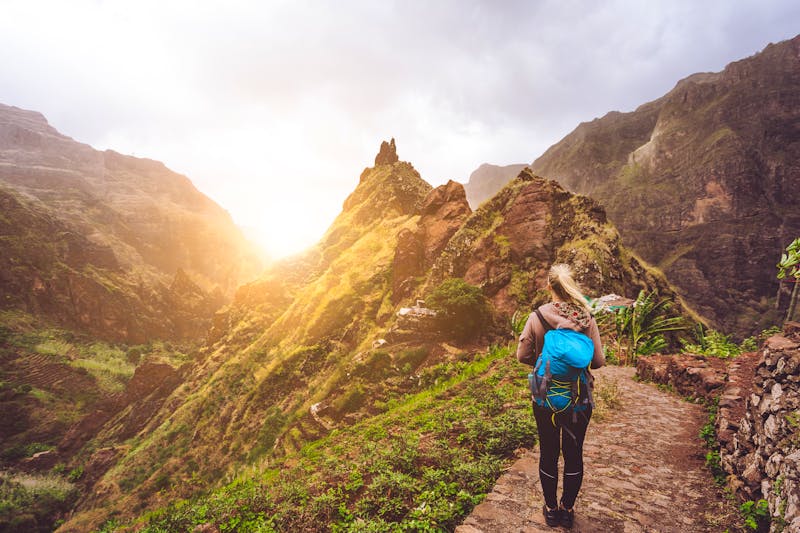 Wanderin in den grünen Tälern der Insel Santo Antao - Kapverden - ©Igor Tichonow - stock.adobe.com