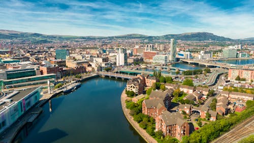 Luftaufnahme des Stadtzentrums von Belfast  &ndash; &copy; Maciej - stock.adobe.com