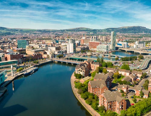 Luftaufnahme des Stadtzentrums von Belfast  – © Maciej - stock.adobe.com