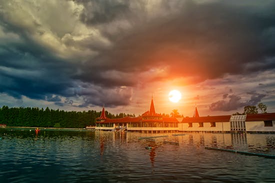 Heviz Thermal Lake of Hungary at Sunset © ©VitalyTitov - stock.adobe.com