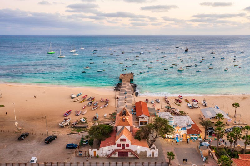 Santa Maria auf der Insel Sal, Kapverden - Blick auf den Sandstrand und die Seebrücke - ©malajscy - stock.adobe.com