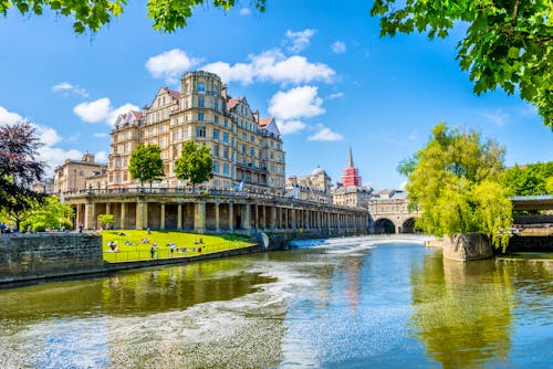 Bath am Fluss Avon &ndash; &copy; valdisskudre - stock.adobe.com