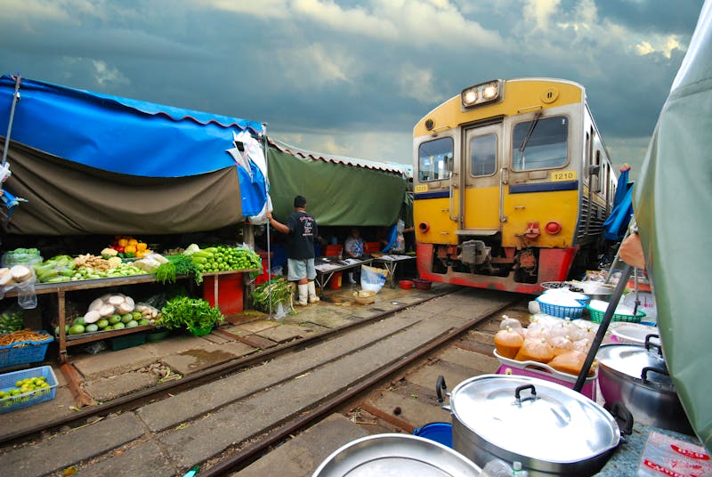 Train Market an der Mae Klong train station, Thailand - ©orapin - stock.adobe.com