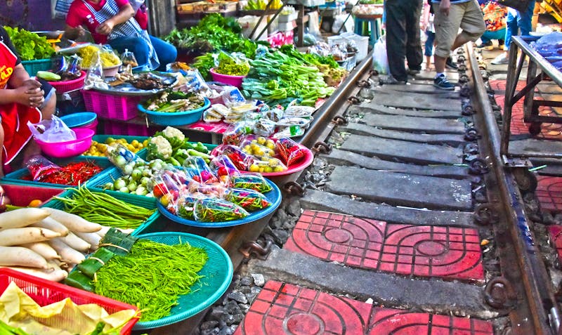 Train Market an der Mae Klong train station, Thailand - ©monticellllo - stock.adobe.com