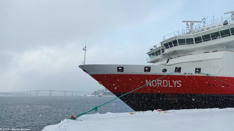 Finnsnes - mit Senja-Brücke im Hintergrund - Hurtigruten M/S Nordlys - ©Martin Buechner (Eberhardt TRAVEL)
