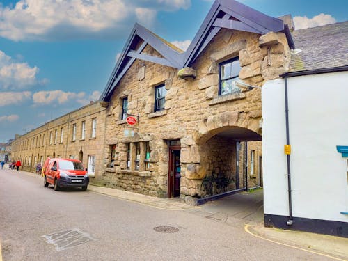 Post,  das wichtigste Gebäude in Hugh Town, Isles of Scilly &ndash; &copy; Eberhardt TRAVEL